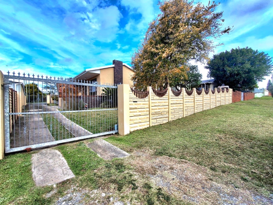 4 Bedroom Property for Sale in Summerpride Eastern Cape